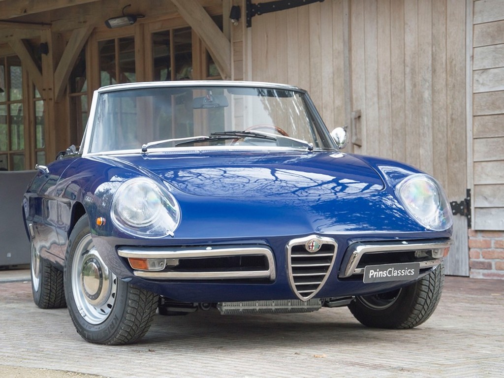 Elegantes Alfa Romeo Alfa Spider Bilder