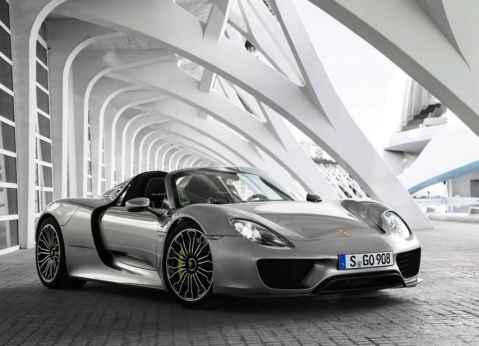 PORSCHE 918 SPYDER