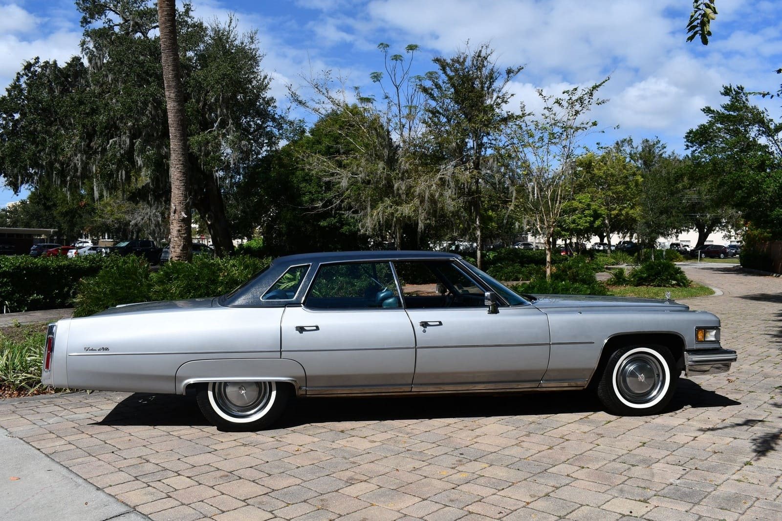 1975 Cadillac Sedan Devillenull