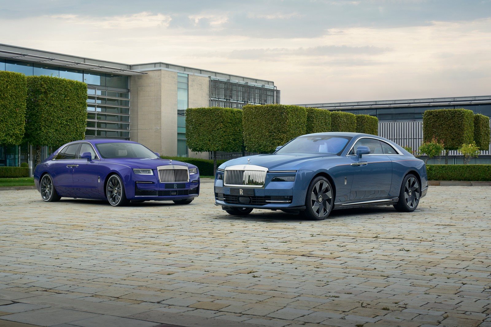 ROLLS-ROYCE MOSTRA OS SPECTRE E GHOST NO ICÔNICO SALON PRIVÉ CONCOURS D’ELEGANCE NO PALÁCIO DE BLENHEIM