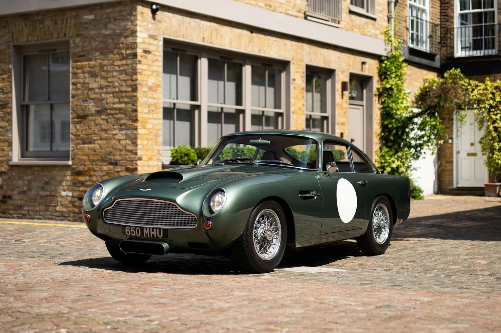 ASTON MARTIN DB4 GT (1961): O GRAN TURISMO QUE LEVOU A INGLATERRA PARA A PISTA