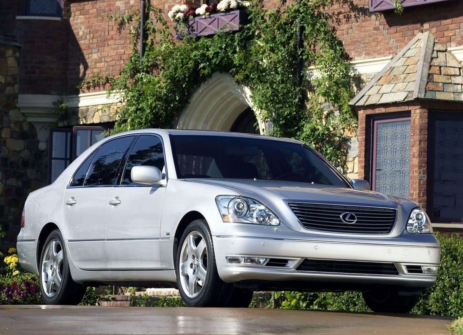 LEXUS LS 430: A ARTE JAPONESA DE TRANSFORMAR SILÊNCIO EM LUXO