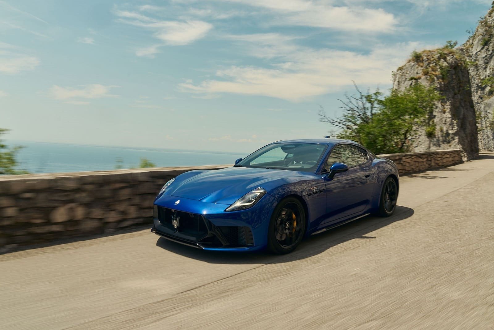 MASERATI GRANTURISMO (2027): ENTRE O RUGIDO DO NETTUNO E O RELÂMPAGO DO FOLGORE, A ETERNA ARTE ITALIANA DE VIAJAR
