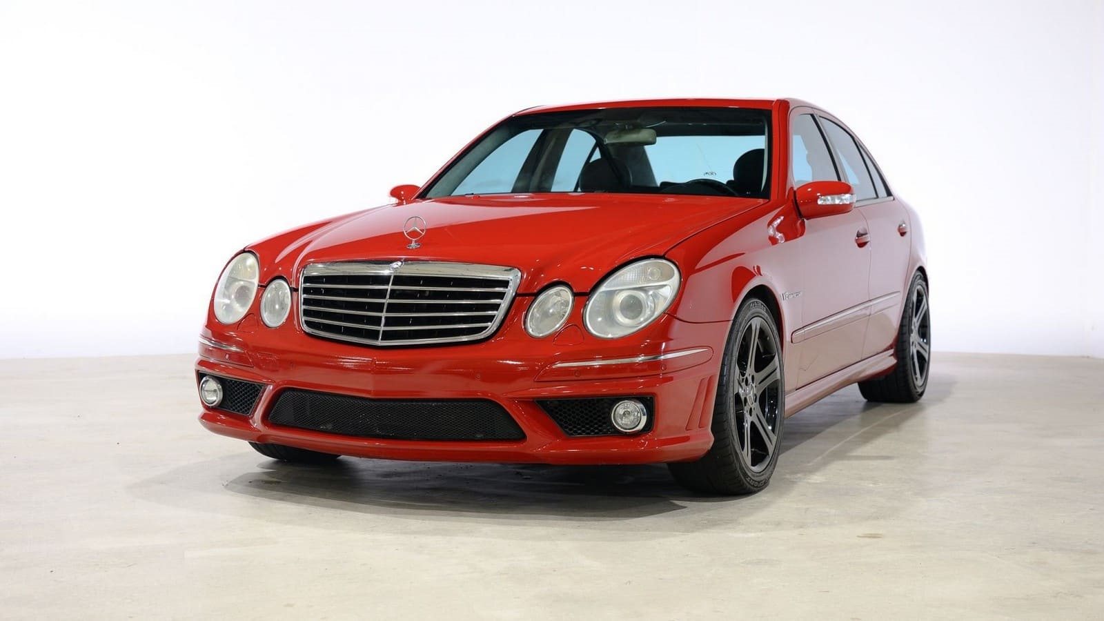 MERCEDES-BENZ E 55 AMG (2005): A DISCRETA BRUTALIDADE DO MOTOR V8 KOMPRESSOR