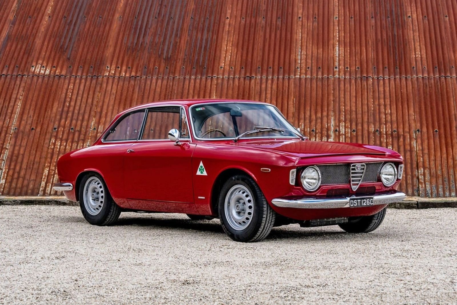 ALFA ROMEO GIULIA SPRINT GTA (1965): A ‘ALLEGGERITA’ QUE TRANSFORMOU UM PEQUENO COUPÉ EM UMA LENDA DAS PISTAS