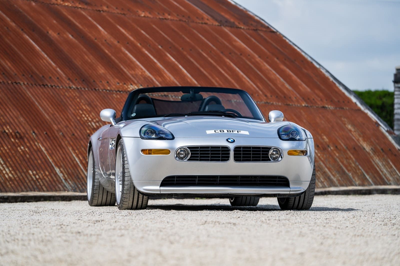 BMW Z8 ALPINA ROADSTER V8 (2003): A INTERPRETAÇÃO DE BUCHLOE PARA TRANSFORMAR UM ROADSTER EM UM REFINADO GT