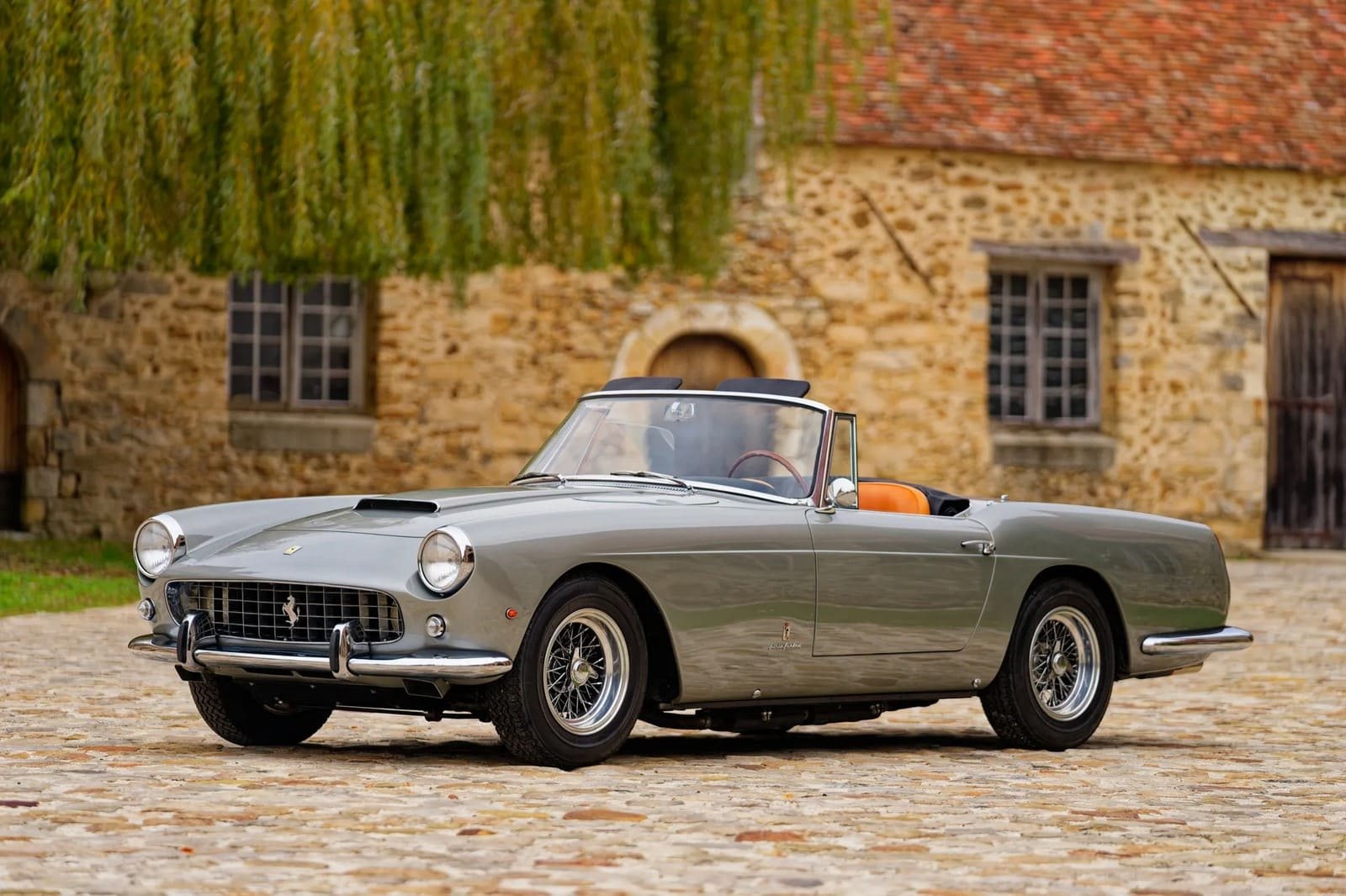 FERRARI F250 GT CABRIOLET (1961): A ELEGÂNCIA DE MARANELLO SOB O CÉU DA ITÁLIA