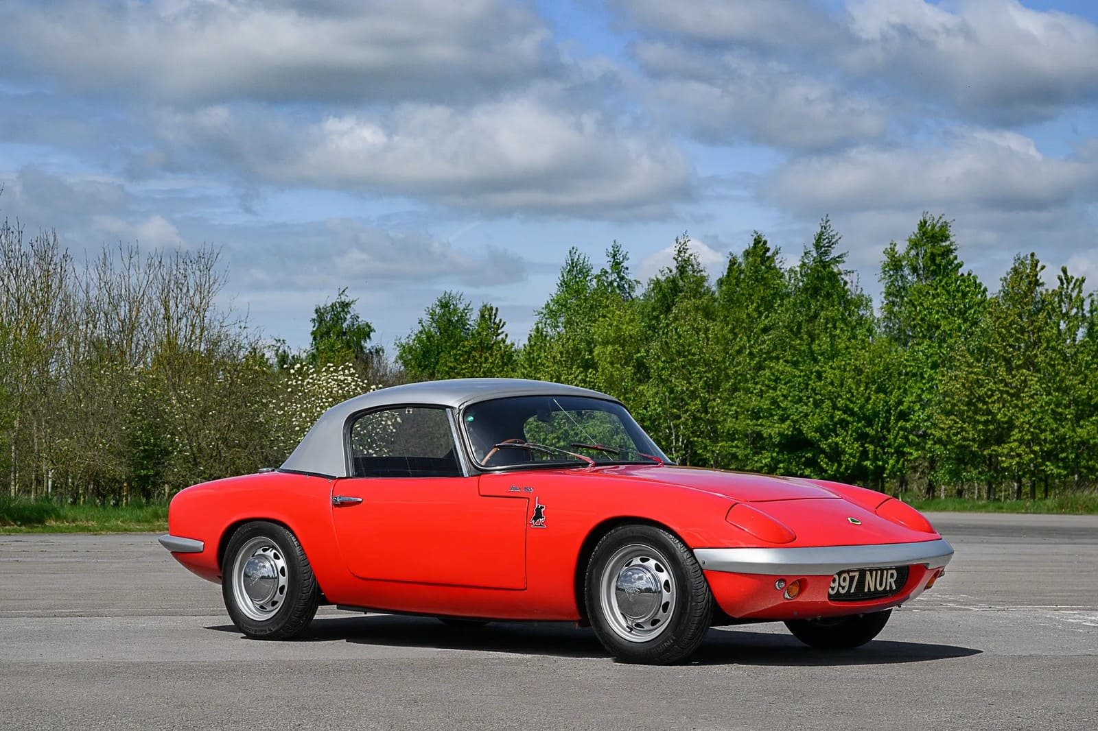 LOTUS ELAN (1962): O PEQUENO ESPORTIVO QUE CONQUISTOU JIM CLARK E REDEFINIU A LEVEZA BRITÂNICA