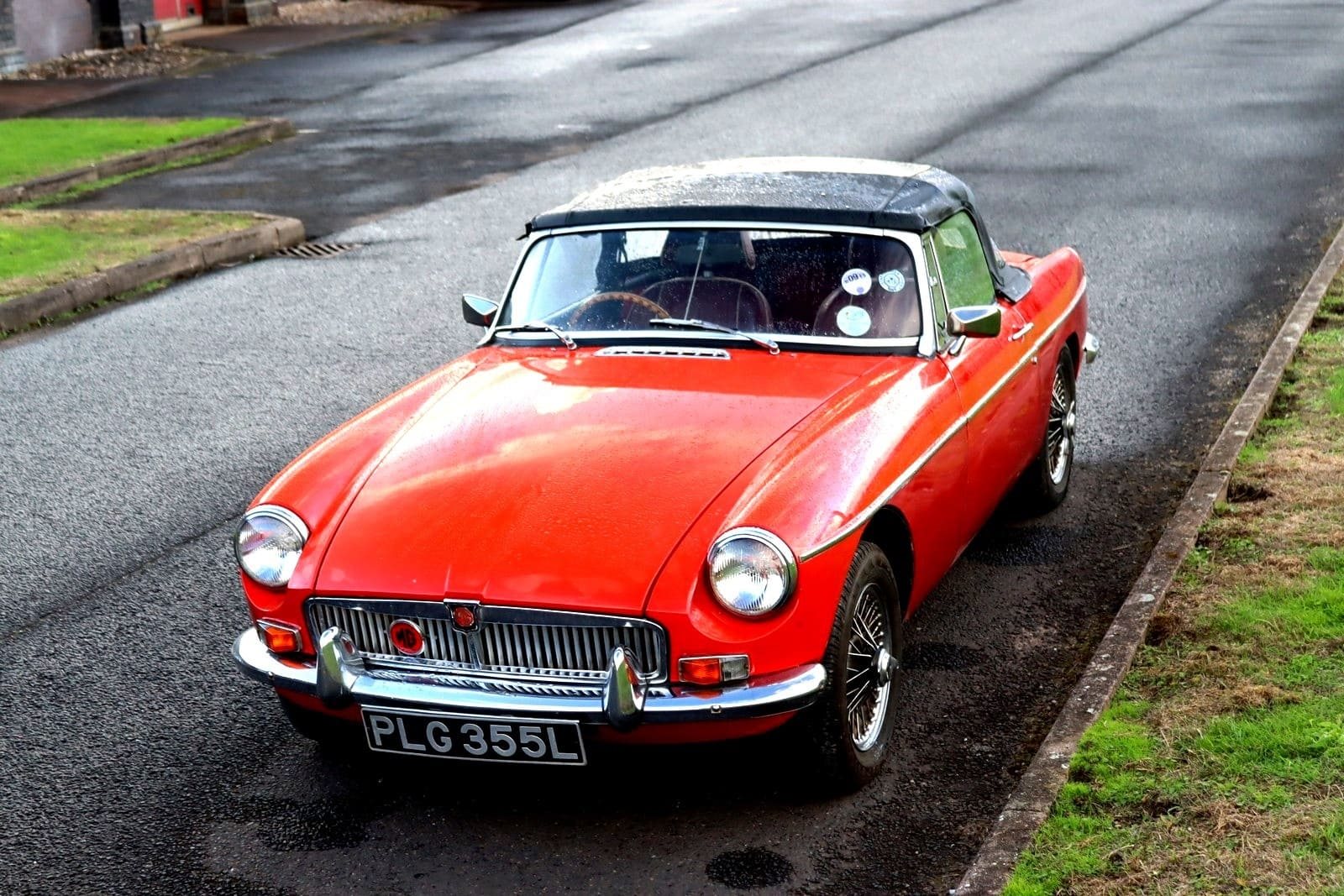 MG MGB ROADSTER (1973): O CLÁSSICO BRITÂNICO QUE TRANSFORMOU SIMPLICIDADE EM PRAZER DE DIRIGIR
