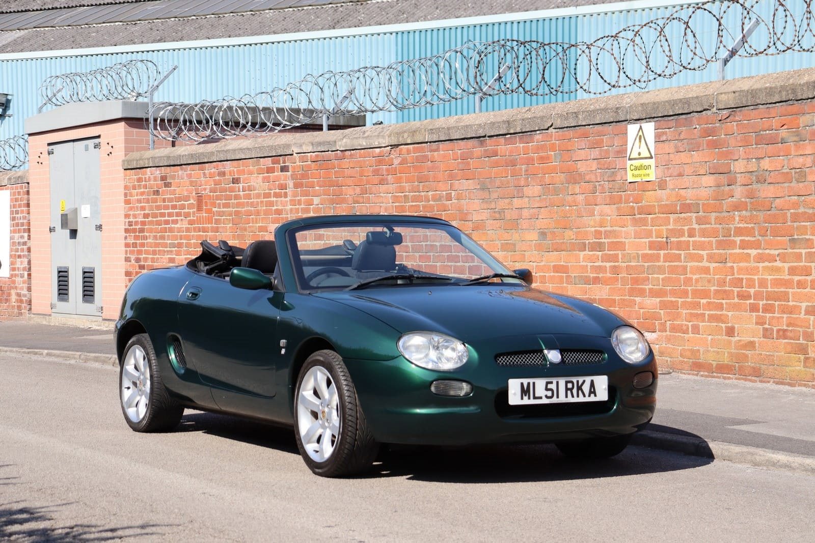 MG MGF ROADSTER (2001): O RENASCIMENTO DA TRADIÇÃO ESPORTIVA BRITÂNICA COM MOTOR CENTRAL